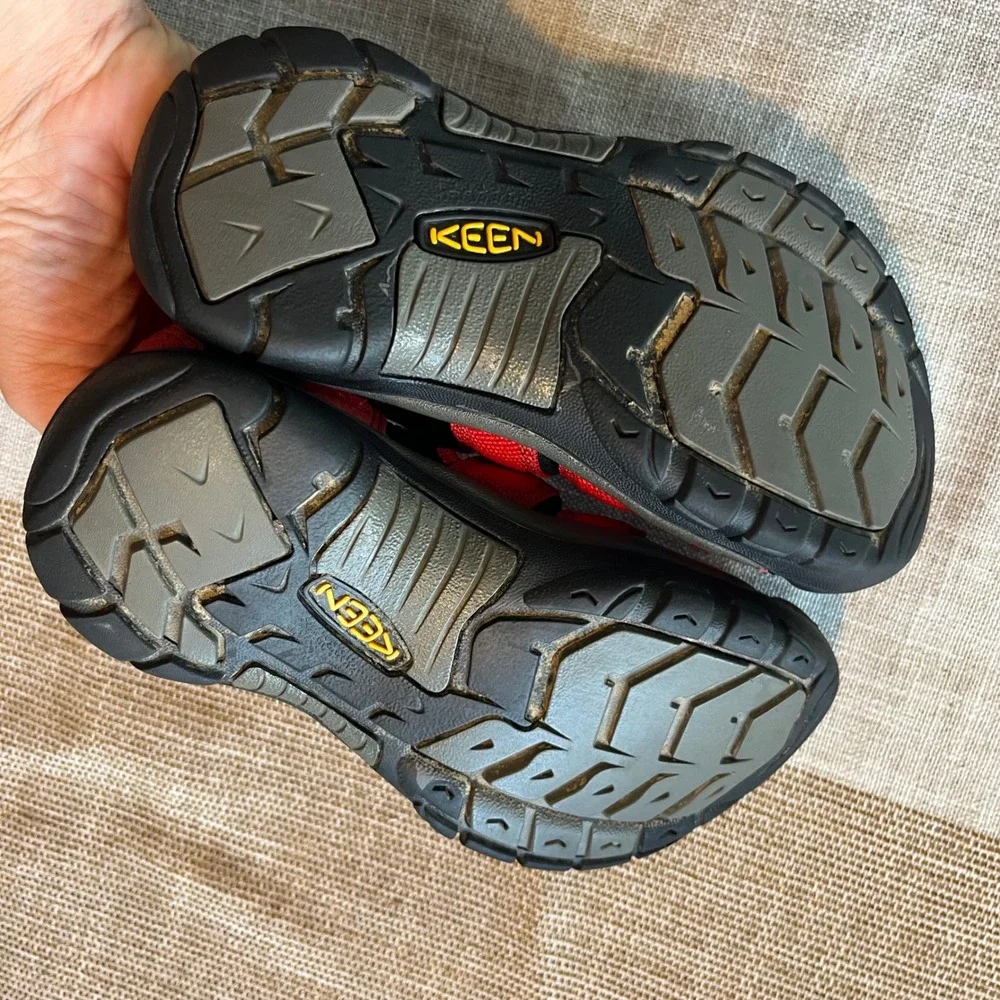 Keen Newport H2 Waterproof Sport Sandals Red Black Kids Size 1 US